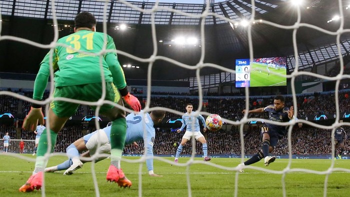 Kalahkan Juara Bertahan Man City, Real Madrid ke Semifinal Liga Champions Soccer Football - Champions League - Quarter Final - Second Leg - Manchester City v Real Madrid - Etihad Stadium, Manchester, Britain - April 17, 2024 Real Madrid's Rodrygo scores their first goal Action Images via Reuters/Jason Cairnduff