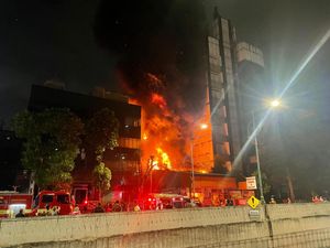 7 Orang Masih Terjebak dalam Kebakaran Toko Bingkai di Mampang 7 Orang Masih Terjebak dalam Kebakaran Toko Bingkai di Mampang