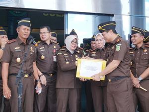 Kejati Sulsel Salurkan Bantuan Sembako untuk Korban Longsor di Tana Toraja Kejati Sulsel Salurkan Bantuan Sembako untuk Korban Longsor di Tana Toraja
