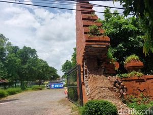 Duh, Gapura Stadion Ranggajati Cirebon Nyaris Roboh