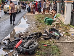 Avanza Oleng Serempet Warung Lalu Hantam Motor di Karangdowo Klaten