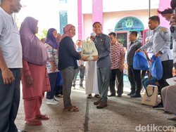 Tekan Inflasi-Kemiskinan Ekstrem, Pj Walkot Palembang Bagikan Sembako
