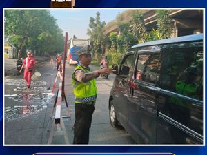 Ada Tumpahan Solar, Lalin di Depan SPBU Jl Lingkar Luar Barat Macet