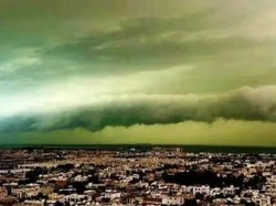 Momen Menakutkan Langit Dubai Hijau Setelah Banjir Besar