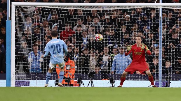 MANCHESTER, ENGLAND - APRIL 17: Andriy Lunin of Real Madrid saves the second penalty from Bernardo Silva of Manchester City in the penalty shoot out during the UEFA Champions League quarter-final second leg match between Manchester City and Real Madrid CF at Etihad Stadium on April 17, 2024 in Manchester, England. (Photo by Naomi Baker/Getty Images)