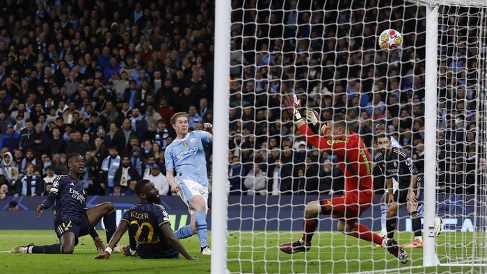 Soccer Football - Champions League - Quarter Final - Second Leg - Manchester City v Real Madrid - Etihad Stadium, Manchester, Britain - April 17, 2024 Manchester Citys Kevin De Bruyne scores their first goal Action Images via Reuters/Jason Cairnduff