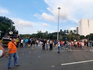 Massa Tolak Intervensi Politik ke Hakim MK di Patung Kuda Bubarkan Diri