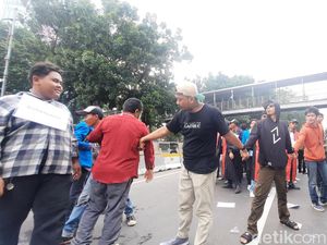 Massa Aksi Dukung Hakim MK Kuat Jalankan Tugas Tanpa Dengarkan Intervensi Massa Aksi Dukung Hakim MK Kuat Jalankan Tugas Tanpa Dengarkan Intervensi