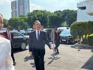 Menlu China Temui Presiden Jokowi di Istana Negara Menlu China Temui Presiden Jokowi di Istana Negara