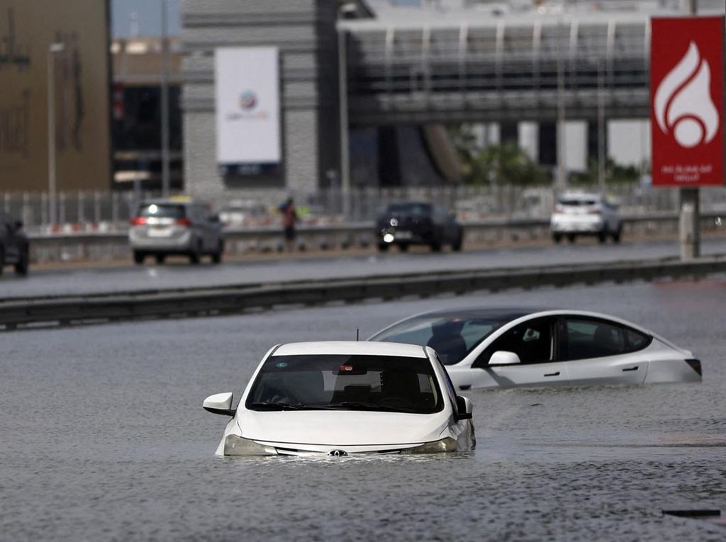 Cerita Pria Baru Beli Mobil Jadi Penyelamat Bayi Berusia 7 Hari saat Banjir di Dubai