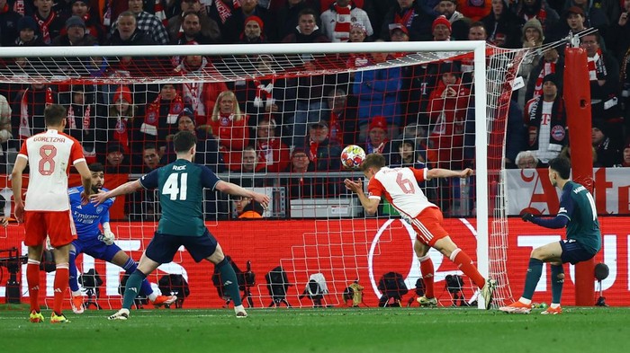 Momen Bayern Munich Kandaskan Arsenal, Melaju ke Semifinal Liga Champions Soccer Football - Champions League - Quarter Final - Second Leg - Bayern Munich v Arsenal - Allianz Arena, Munich, Germany - April 17, 2024 Bayern Munich's Joshua Kimmich scores their first goal REUTERS/Kai Pfaffenbach