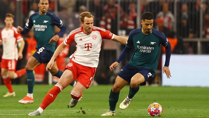 Momen Bayern Munich Kandaskan Arsenal, Melaju ke Semifinal Liga Champions Soccer Football - Champions League - Quarter Final - Second Leg - Bayern Munich v Arsenal - Allianz Arena, Munich, Germany - April 17, 2024 Bayern Munich's Harry Kane in action with Arsenal's William Saliba REUTERS/Kai Pfaffenbach