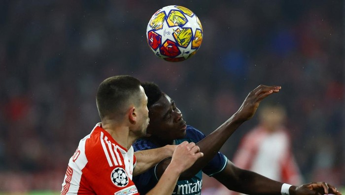 Momen Bayern Munich Kandaskan Arsenal, Melaju ke Semifinal Liga Champions Soccer Football - Champions League - Quarter Final - Second Leg - Bayern Munich v Arsenal - Allianz Arena, Munich, Germany - April 17, 2024 Bayern Munich's Raphael Guerreiro in action with Arsenal's Bukayo Saka REUTERS/Kai Pfaffenbach