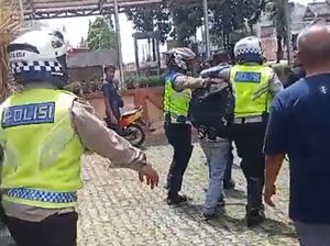 Tabrak Pemotor, Pelaku Curanmor Babak Belur Dihajar Warga Tabrak Pemotor, Pelaku Curanmor Babak Belur Dihajar Warga