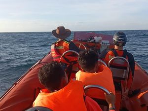 Kapal Terbalik Dihantam Gelombang di Lombok Tengah, Dokter Muda Hilang