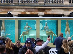 Pertunjukan Renang Artistik Promosikan Olimpiade Paris 2024 Pertunjukan Renang Artistik Promosikan Olimpiade Paris 2024