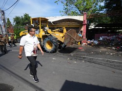 Pj Walkot Mojokerto Gercep Bersihkan Sampah Meluber di TPS Benpas