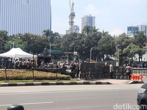 Polisi Lakukan Penyekatan Jelang Demo Massa di Patung Kuda Polisi Lakukan Penyekatan Jelang Demo Massa di Patung Kuda