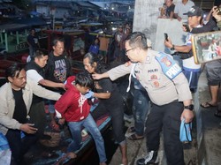 Tampang Bucing Pembunuh Tukang Nasgor Usai Ditangkap di Pulau Seribu