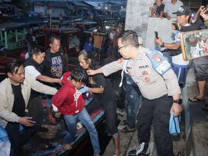 Tampang Bucing Pembunuh Tukang Nasgor Usai Ditangkap di Pulau Seribu Tampang Bucing Pembunuh Tukang Nasgor Usai Ditangkap di Pulau Seribu