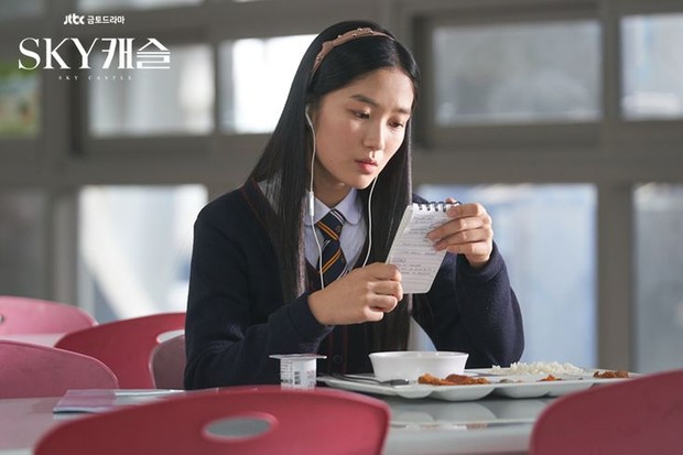 Potret Kim Hye Yoon dalam drama SKY Castle