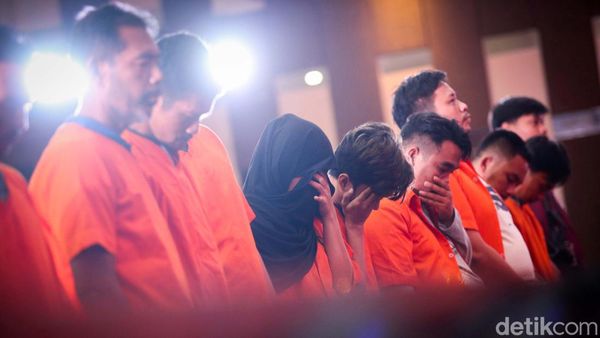Potret Tersangka Kejahatan Narkotika Tertunduk Lesu