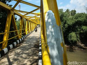 Rampung Bulan Lalu, Cat Jembatan Kuning Depok Mulai Terkelupas