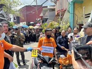 Murka Warga Saat Rekonstruksi Pria Makassar Timbun Jasad Istri 6 Tahun Lalu Murka Warga Saat Rekonstruksi Pria Makassar Timbun Jasad Istri 6 Tahun Lalu
