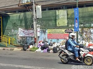 Waduh! Sampah Menumpuk di Pedestrian Jalan HOS Cokroaminoto Jogja