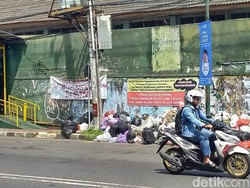 Waduh! Sampah Menumpuk di Pedestrian Jalan HOS Cokroaminoto Jogja