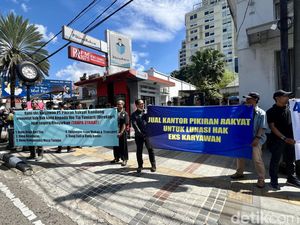 Sejumlah Mantan Pekerja Media Unjuk Rasa di Jalan Asia Afrika Sejumlah Mantan Pekerja Media Unjuk Rasa di Jalan Asia Afrika