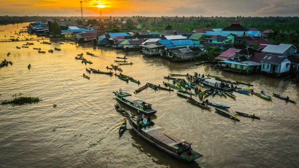 Serunya Belanja Sambil Menikmati Matahari Terbit di Pasar Apung Lok Baintan