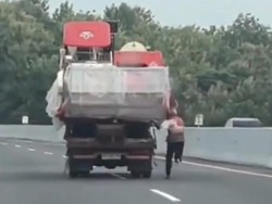 Jatuh-Bangun Sopir Kejar Truknya yang Meluncur di Tol Kalikangkung