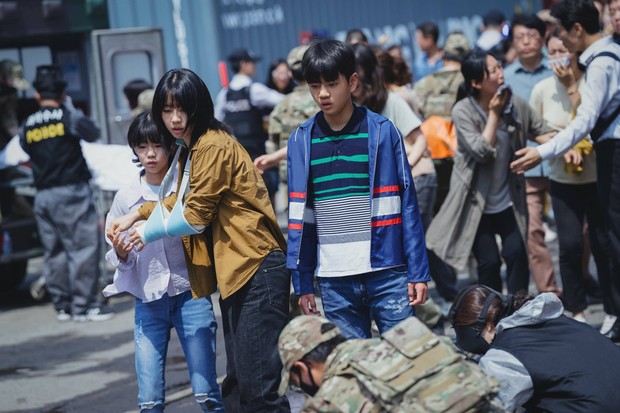 Still Cut Ahn Eun Jin, Kim Bo Min dan Kim Kang Hoon di Drama Goodbye Earth / Foto : x.com/NetflixKR Still Cut Ahn Eun Jin, Kim Bo Min dan Kim Kang Hoon di Drama Goodbye Earth / Foto : x.com/NetflixKR