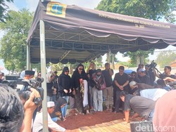 Tamara Tyasmara Cium Tangan dan Peluk Angger Dimas di Pemakaman Ibunda