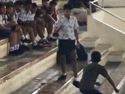 Viral Siswa SMP Adu Jotos di GOR Swecapura Klungkung