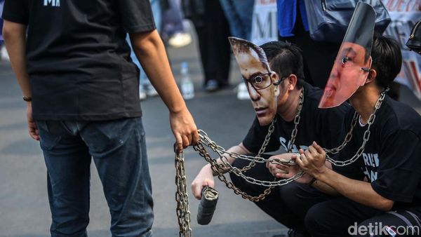 Teatrikal 2 Hakim MK Dirantai Warnai Aksi di Patung Kuda