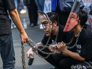 Teatrikal 2 Hakim MK Dirantai Warnai Aksi di Patung Kuda