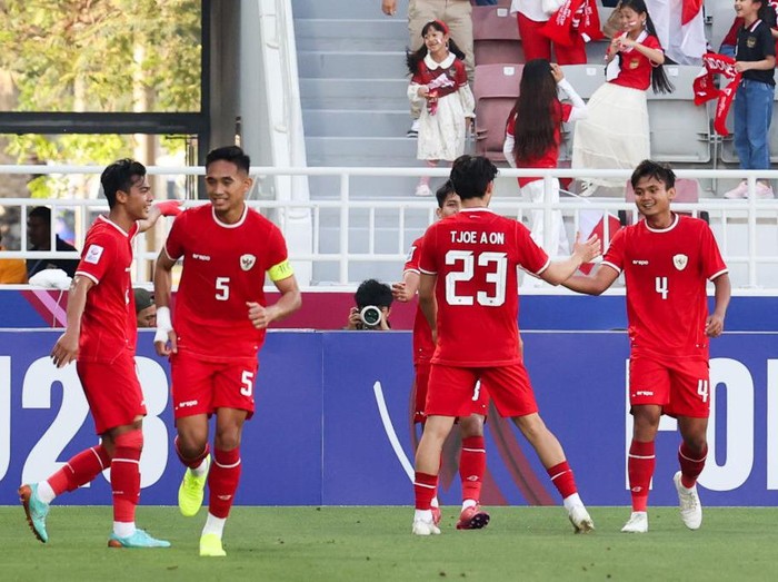 DOHA, QATAR - APRIL 18: Komang Teguh Trisnanda #4 of Indonesia celebrates his goal with teammates during the AFC U23 Asian Cup Group D match between Indonesia and Australia at Abdullah Bin Khalifa Stadium on April 18, 2024 in Doha, Qatar.  (Photo by Zhizhao Wu/Getty Images)