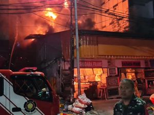 Saksi Dengar Teriakan Tolong dari Lantai Atas Toko Bingkai Terbakar di Jaksel Saksi Dengar Teriakan Tolong dari Lantai Atas Toko Bingkai Terbakar di Jaksel