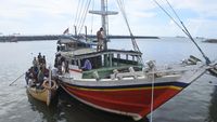 Kapal Motor Jadi Transportasi Warga Pulau Sapudi Sumenep