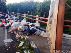 Dilema Tumpukan Sampah di Jalur Masuk Geopark Ciletuh Sukabumi