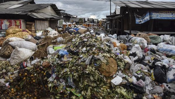 Duh! Sampah Menggunung di Pasar Cikurubuk Tasikmalaya