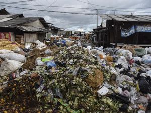 Duh! Sampah Menggunung di Pasar Cikurubuk Tasikmalaya