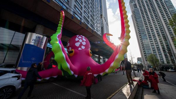 Wow.. Ada Gurita Raksasa di Jalanan London