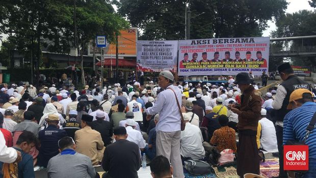 Jalan Medan Merdeka Barat, Jakarta Pusat, dipasang barier beton dan kawat berduri seiring dengan adanya aksi dari sejumlah kelompok masyarakat, Jumat (19/4).