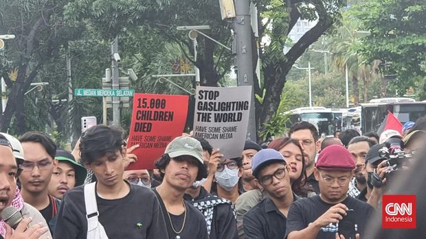 Lebih dari 200 partisipan unjuk rasa bela palestina telah berkumpul di depan gedung kedutaan besar (kedubes) Amerika Serikat (AS) untuk Indonesia sejak pukul 15.19 WIB.