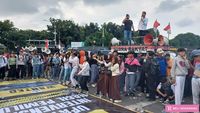 Aksi Pelajar Dukung MK Tetap Menjaga Demokrasi