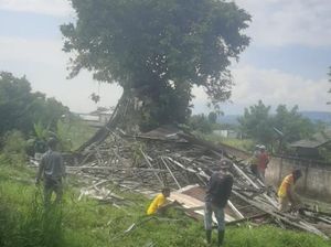 Atap Pabrik di Bogor Rusak Diterpa Puting Beliung hingga Timpa 3 Rumah Atap Pabrik di Bogor Rusak Diterpa Puting Beliung hingga Timpa 3 Rumah
