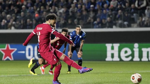 Liverpool's Mohamed Salah scores the opening goal from the penalty spot during the Europa League quarterfinal, second leg, soccer match between Atalanta and Liverpool at the Stadio di Bergamo, in Bergamo, Italy, Thursday, April 18, 2024. (AP Photo/Antonio Calanni)